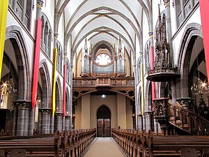 Vue de la nef vers la tribune d'orgue