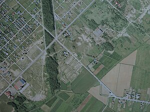 国土交通省 国土地理院 地図・空中写真閲覧サービスの空中写真を基に作成(1976年) 左下2棟に温泉施設（左側）とボウリング場（右側）、右側の林にスカンジナビアン・パビリオン