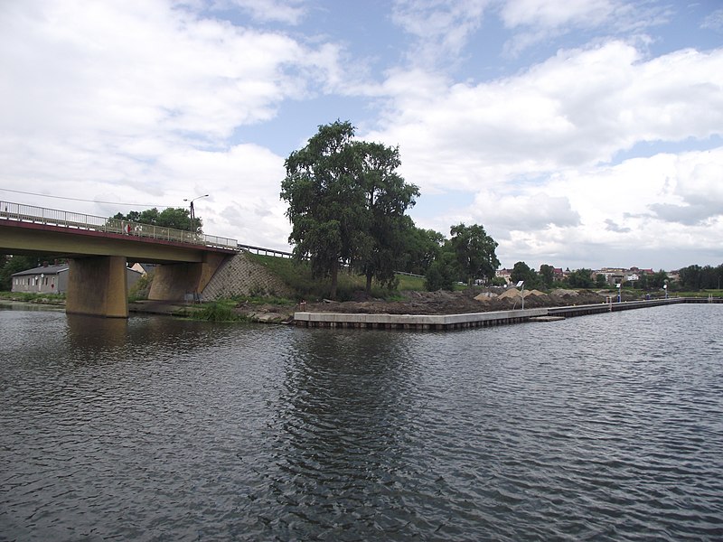 File:Nakło - wejście do basenu nowej mariny - panoramio.jpg