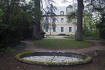 Le parc aujourd'hui sur la façade sud du château de Nohant avec les deux magnifiques cèdres plantés à la naissance de Maurice et Solange.