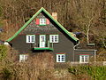 Wohnhaus in offener Bebauung mit Stützmauer