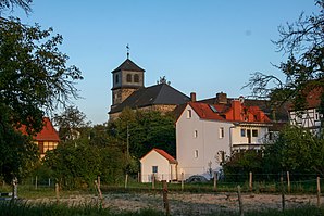 Der historische Dorfkern („s’Unnerdorf“ im Volksmund) Oberzwehrens mit der Thomaskirche (erbaut 1821)