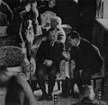 衆議院予算委員会室で秘密会を前に賀屋興宣次官（右）から耳打ちされる結城蔵相（中央）、1937年。