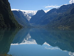 Oldevatnet med Melkevollbræen i baggrunden.