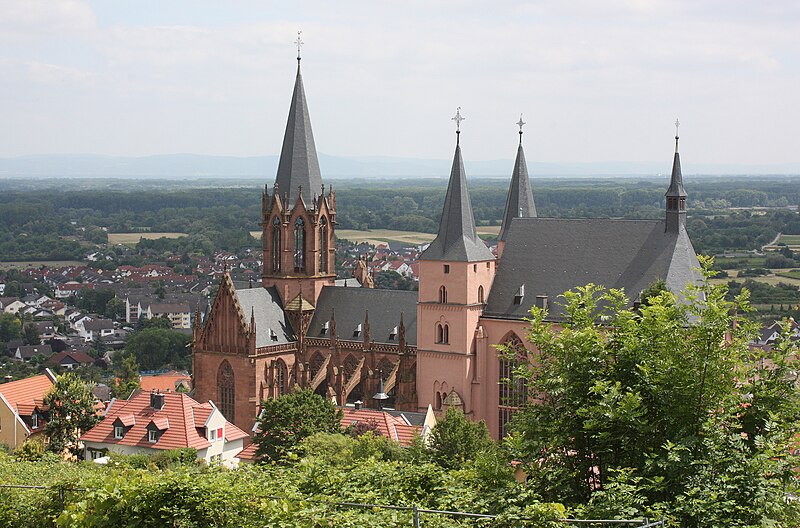 File:Oppenheim, Blick von der Burg Landskron zur Katharinenkirche.jpg