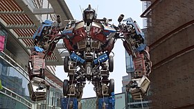 Statue métallique d'Optimus Prime.