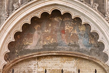 Peinture, en partie effacée, représentant deux anges agenouillés de part et d'autre d'un homme.