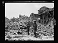 חיילים בריטיים בוחנים את ההריסות, זמן קצר לאחר פיצוץ הבתים