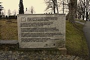 Čeština: Pamětní deska před hřbitovem obětem pochodu smrti ve Volarech v okrese Prachatice, Jihočeský kraj. English: Memorial plaque in front of the cemetery to women of Jewish descent in Volary, Prachatice District, South Bohemian Region, Czechia.