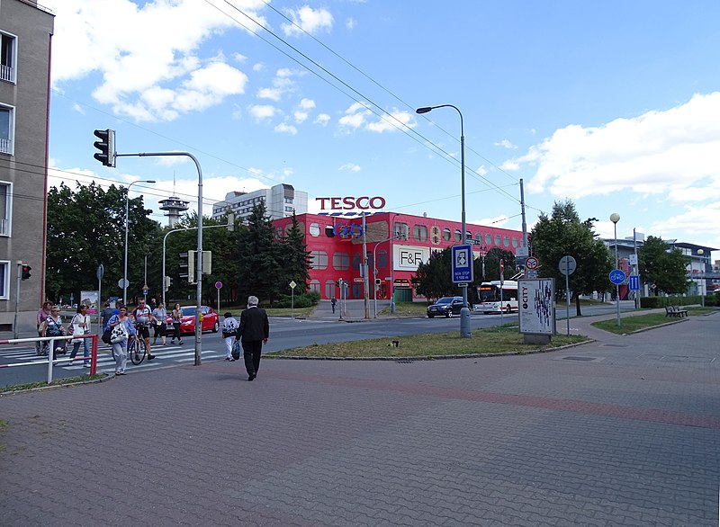 File:Pardubice, Palackého třída, Masarykovo náměstí 1950, Tesco City.jpg