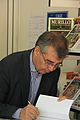 Pedro Montoliu firmando en la Feria del Libro (30 de mayo de 2010, Madrid) 01.JPG