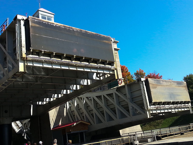 File:Peterborough Lift Lock in the middle of a lift..jpg