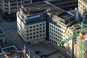 Deutsch: Hamburg, Zentrale der HASPA am Adolphsplatz. Zweites Gebäude von rechts der Altbau Adolphsplatz 5/Ecke Mönkedamm erbaut 1907 als Bankhaus für Berenberg-Gossler von Martin Haller und Hermann Geißler (Umbau 1977/78), heute Teil der Haspa-Zentrale. This is a photograph of an architectural monument. It is on the list of cultural monuments of Hamburg, no. 14222.