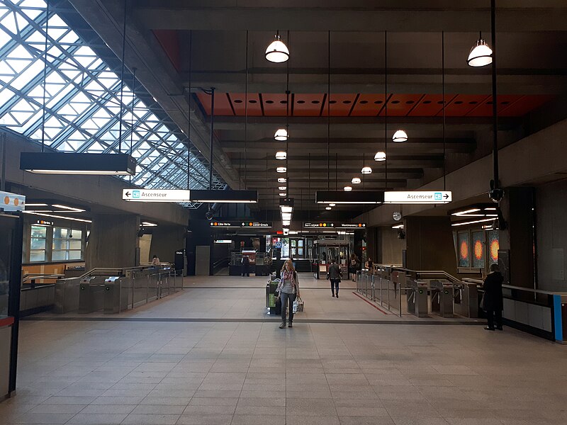 File:Place d'armes métro mezzanine.jpg