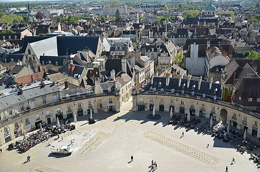 Blick von der Tour Philippe le Bon südostwärts auf die halbrunde Place de la Libération über die Altstadt von Dijon (Burgund)