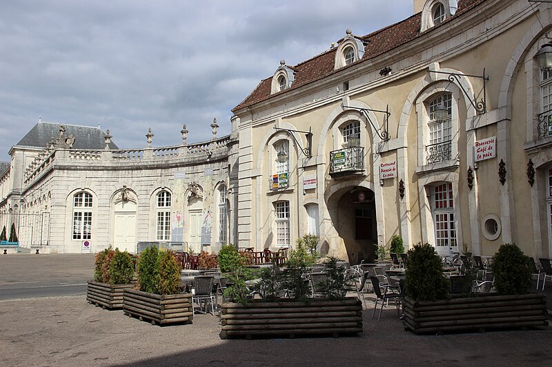 File:Place du Fer à Cheval2.JPG