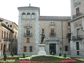 Plaza de la Villa. Al fondo, la Casa de Cisneros, situada en la cara meridional del recinto.