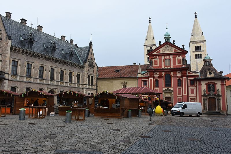 File:Pražský-hrad-v-obležení-velikonočních-stánků2016.jpg