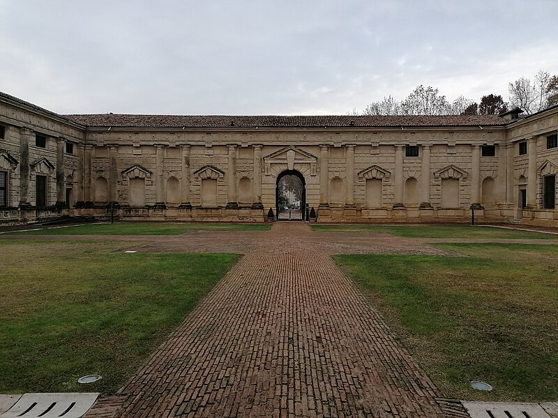 File:Primo cortile di Palazzo Te - Mantova (VI).jpg