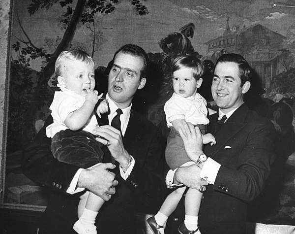 Juan Carlos, Prince of Spain (left), with his son Felipe and his brother-in-law Constantine II of Greece (right) with his son Pavlos, 1968