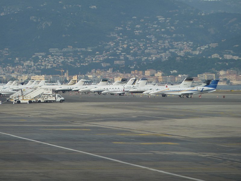 File:Private aircraft at nice airport.JPG