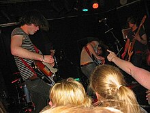 Pulled Apart by Horses live en 2008.