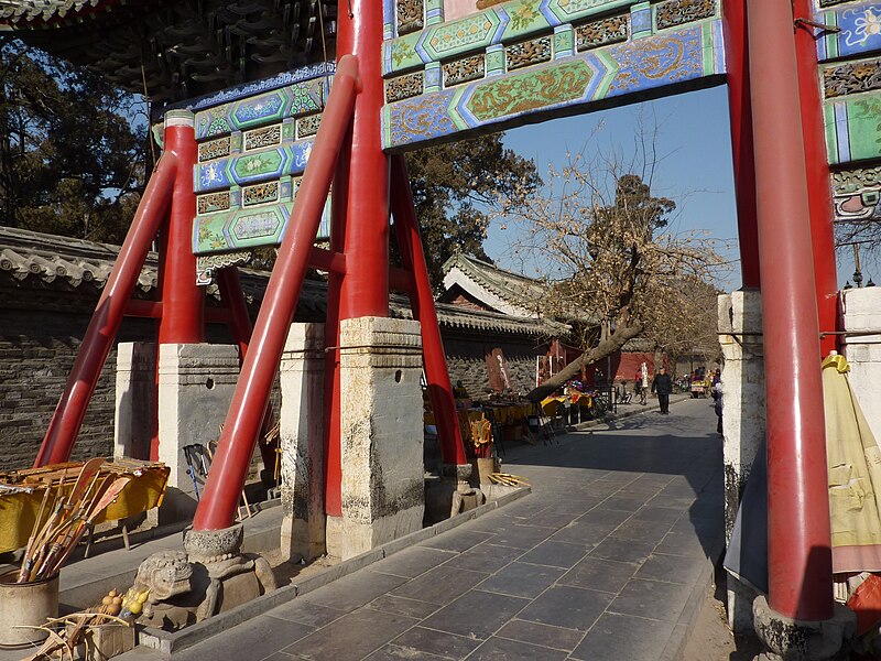 File:Qufu - gate with a lion turtle support - P1050536.JPG