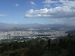 Panorama di Quito con la vetta innevata del Cotopaxi sullo sfondo