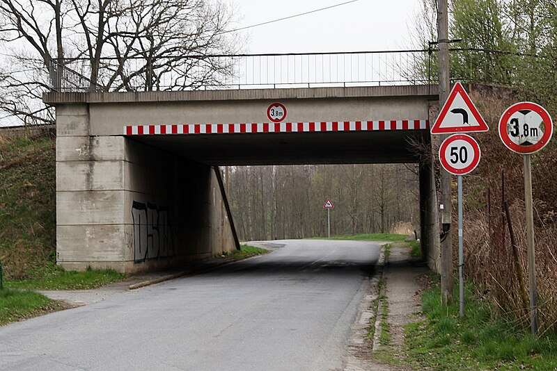 File:Radeberg Bahnbrücke KleinwolmsdorferStraße.jpg