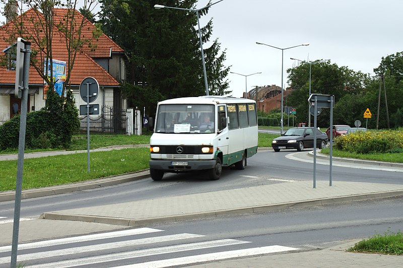 File:Radymno, Budowlanych, minibus.jpg