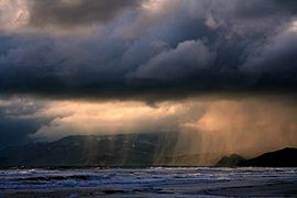 Wässer in fallenden Niederschlägen gehören während des Fallens noch zum atmosphärischen Wasser.