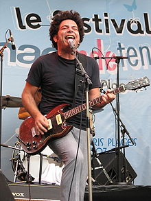 Ran Shem-Tov, gvida kantisto kaj gitaristo de Izabo, en koncerto en Parizo aŭguste 2007