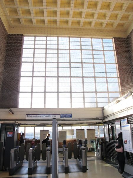 File:Rayners Lane tube station - concourse - geograph.org.uk - 4892048.jpg