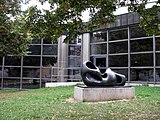 Reclining Figure: External Form (Liegende) von Henry Moore, wegen Sanierung des KG II in den Innenhof versetzt