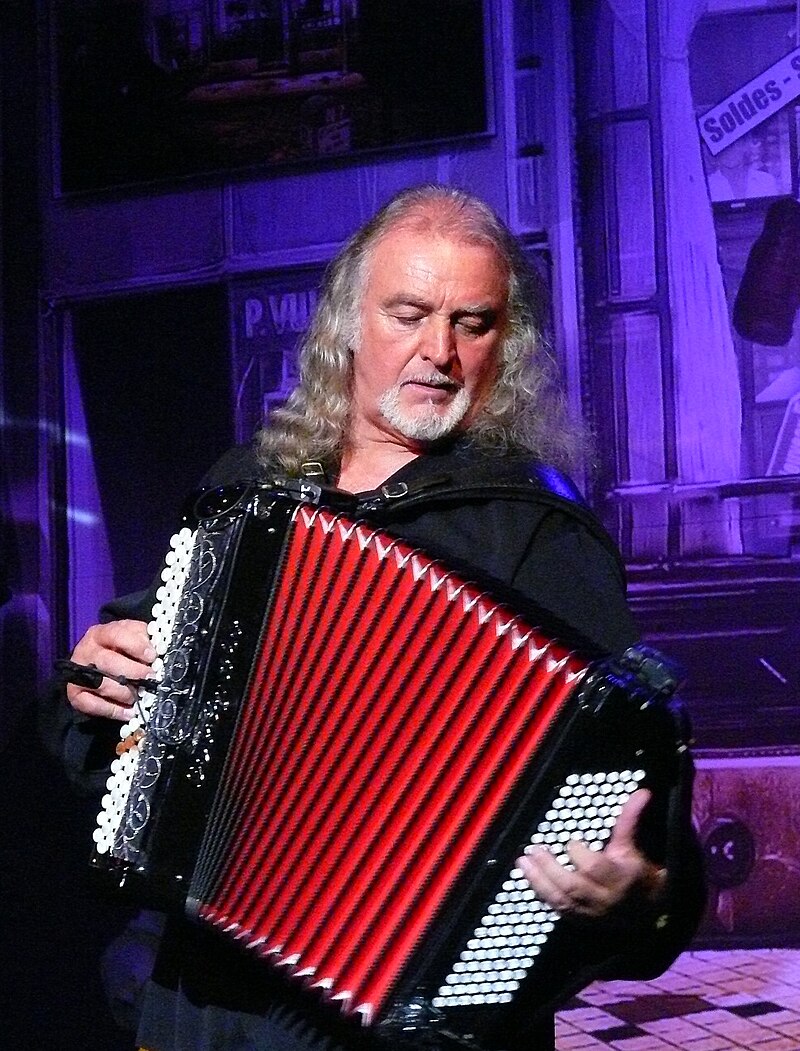 File:Rue de la belle écume Romanelli accordéon.JPG - Wikipedia