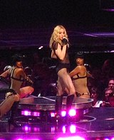 Мадонна исполняет «Vogue» в турне Sticky & Sweet Tour