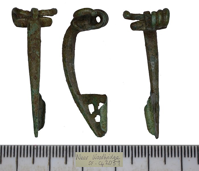 File:SF-C42D59, Iron Age to Roman Colchester brooch (FindID 849866).jpg