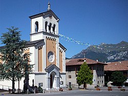 Chiesa e piazza di Fiavé