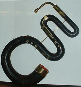 De serpent, een slangachtig gebogen instrument met conische boring, in het Victoria and Albert Museum
