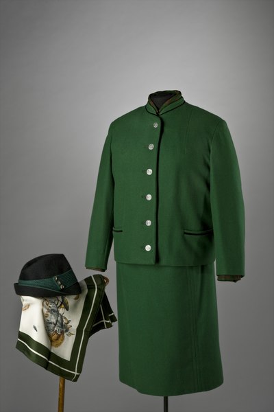 File:Sibylla: hatt jägarmodell, sjal, jacka jaktkostym, kjol jaktkostym, skjortblus, jaktkostym - Livrustkammaren - 86098.tif
