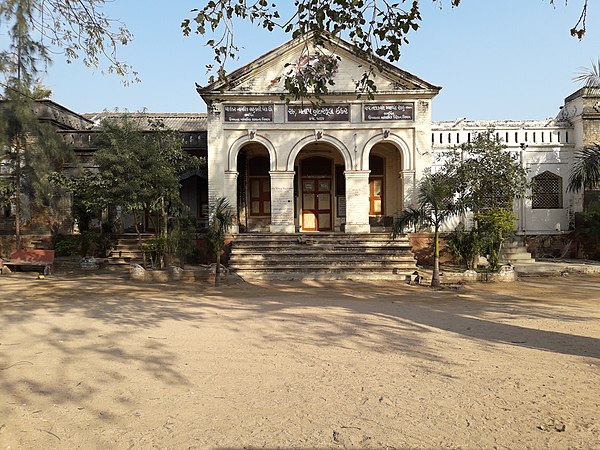 Sir Pratap High School of Idar where Joshi studied until 1927