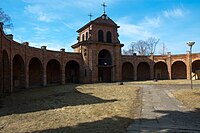 Krużganki i dzwonnica na 3 dzwony: Wielki Stanisław – 750 kg, Mały Stanisław – ok. 400-500 kg, Maryja – 350 kg.