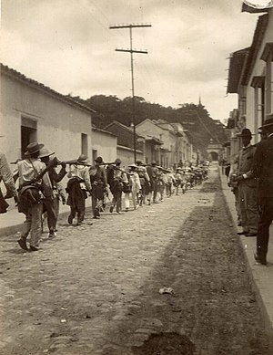 Soldados marchando durante la revolucion liber...