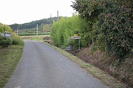 La D 59, au sud de la commune, en direction de Maubourguet.