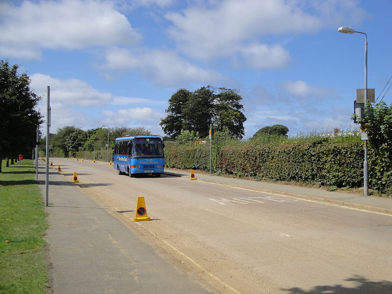 File:Southern Vectis 204 934 BDL and Cowes Crossfield Avenue 3.JPG