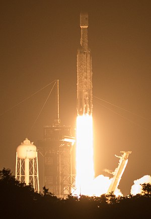 Falcon Heavy s centrálním stupněm B1057 startuje.