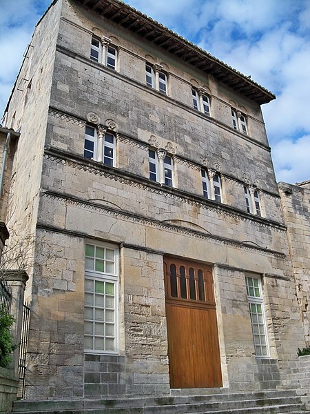 File:St Gilles - Maison romane 1.jpg