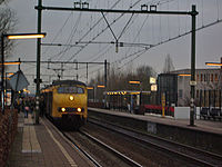 Voormalige perrons met stoptrein naar Utrecht Centraal