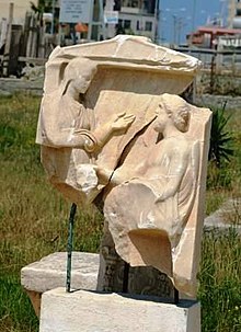 Una stele attica risalente al IV secolo a.C., conservata presso il museo archeologico di Durazzo