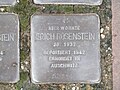 der Stolperstein für Erich Rosenstein vor dem Haus Josef-Kohlschein-Straße 30 in Warburg